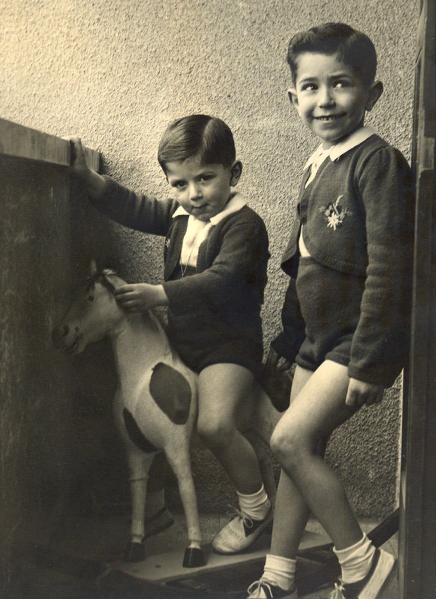 1952 - Lucio sul cavallo a dondolo e il fratello Luigi