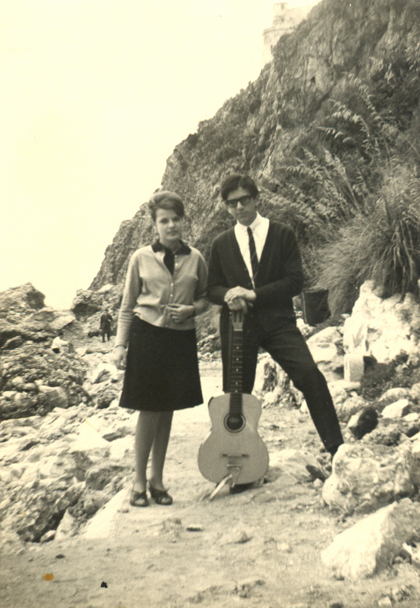 1965 - Con la prima chitarra e una compagna di scuola